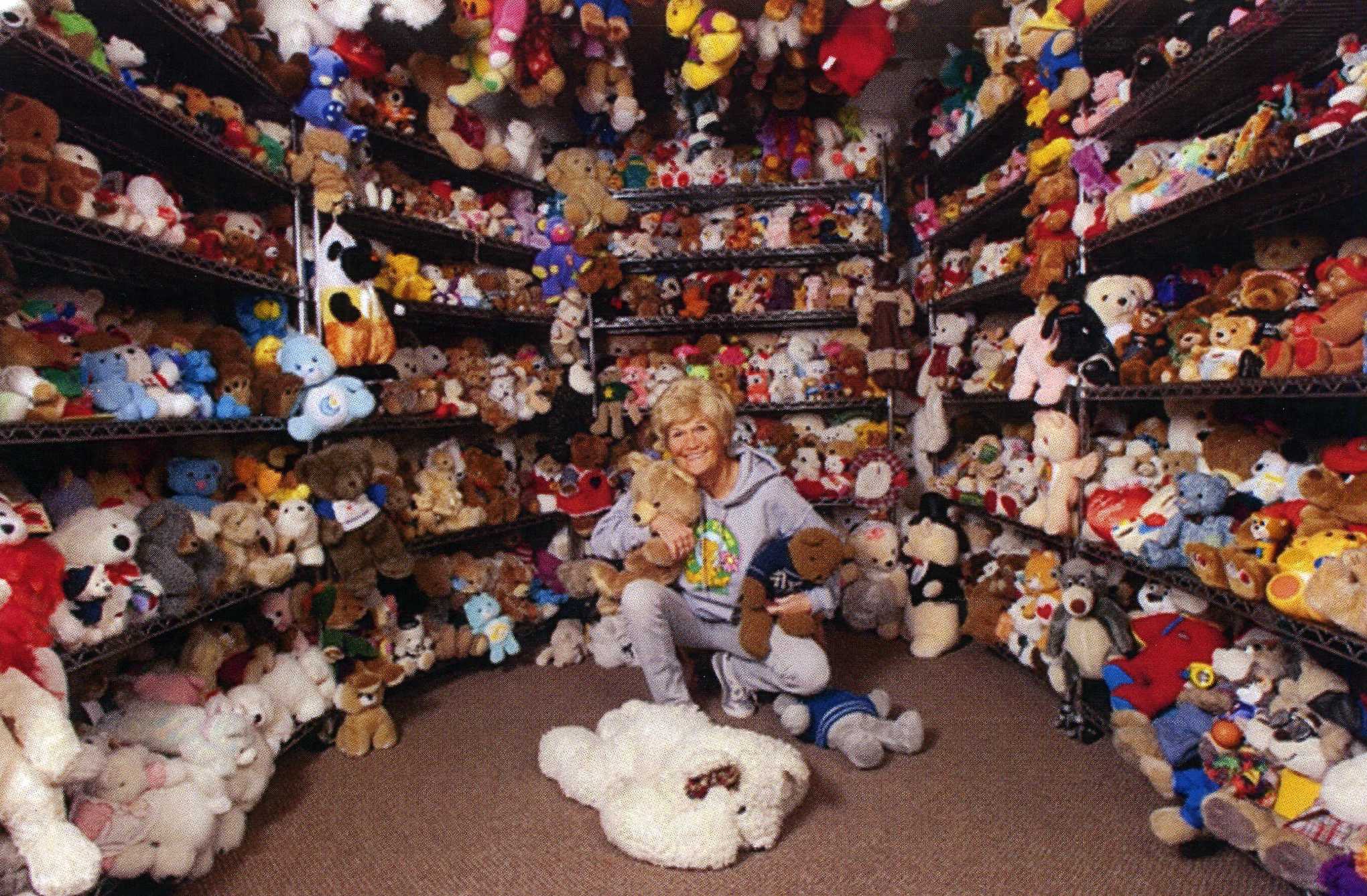 Показать всякие игрушки. Джеки Майли. Мягкие игрушки много. Коллекция мягких игрушек. Очень много игрушек.