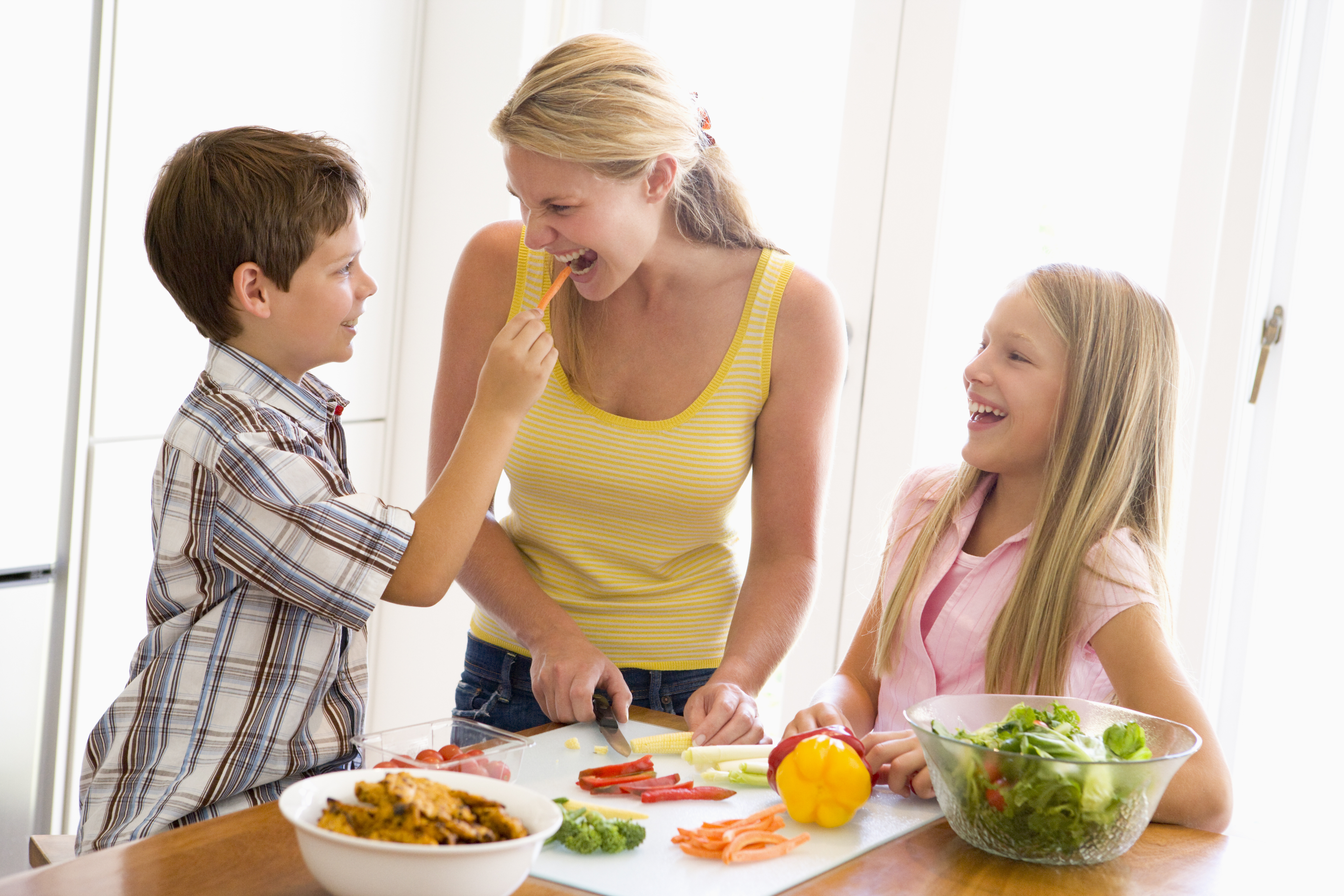 Ребенок подросток и мама. Здоровое питание в семье. Правильное питание семья. Еда для детей. Здоровое питание для детей.